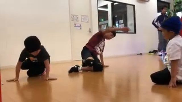 ブレイクダンス同好会練習風景 ストンプ倉敷店　その2 смотреть онлайн