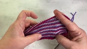 Цветное вязание для начинающих - полоска в 1 ряд из нечетного количества пряжи / 3 colors stripes.