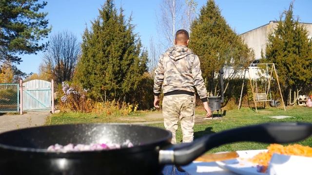 ФАСОЛЕВЫЙ СУП С КОПЧЕНОСТЯМИ И ГРИБАМИ В КАЗАНЕ НА КОСТРЕ смотреть онлайн