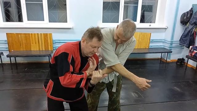 Освобождение от захвата за кисть уходом.