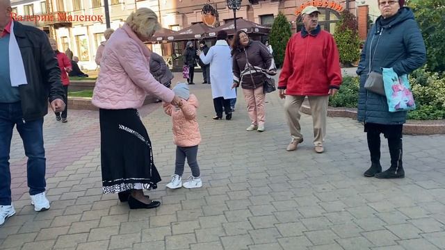 Молодцы, брестчане! Не хотят ждать лета, чтобы потанцевать!!! смотреть онлайн