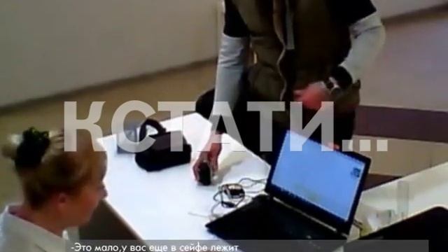 Вежливый грабитель с гранатой, извиняясь, ограбил банк смотреть онлайн
