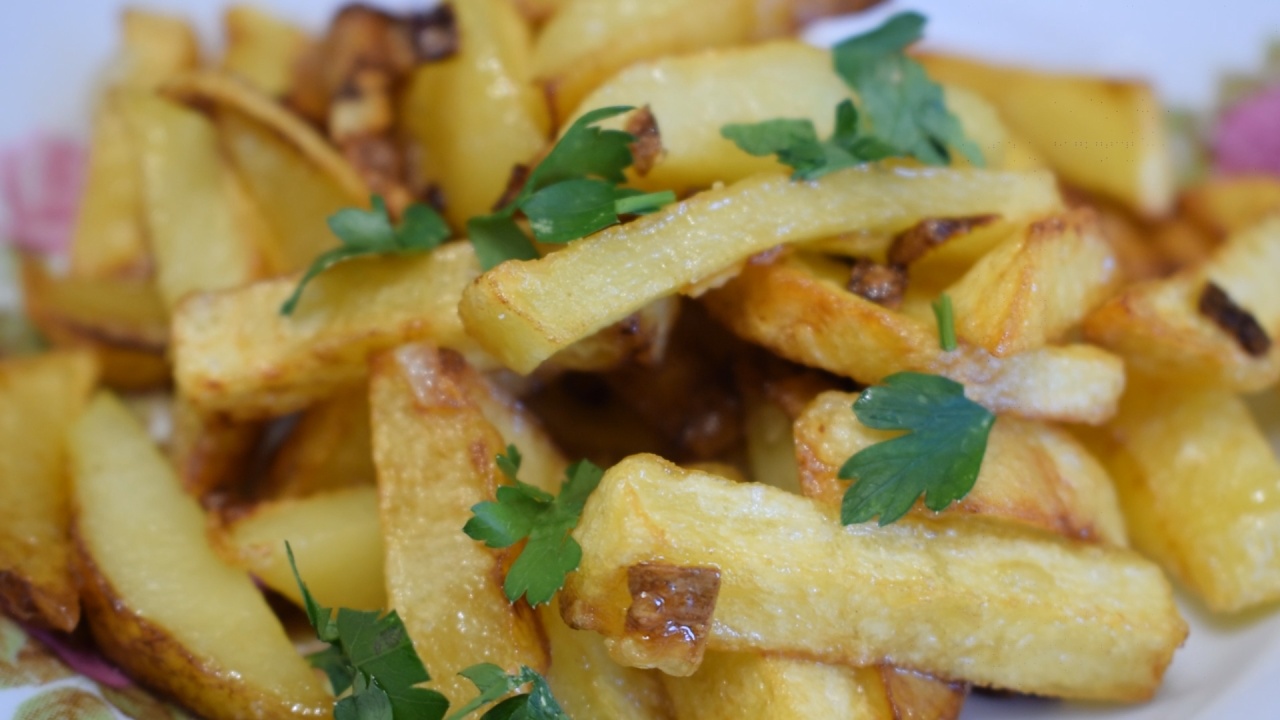 Как жарить картошку правильно. Три секрета приготовления и пошаговый рецепт. смотреть онлайн