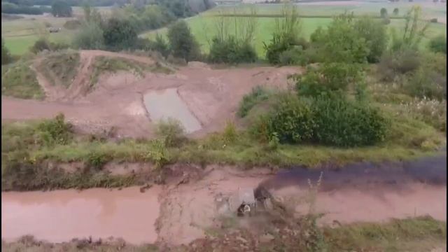 @NISSANTerrano2Offroad4x4 Съёмки с квадрокоптера преодолевания брода Ниссан Патрол Сафарь Y60 смотреть онлайн