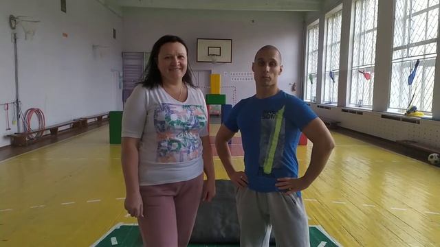 (4).Два перекиди вперед злитно - стрибок вгору - основна стійка. 