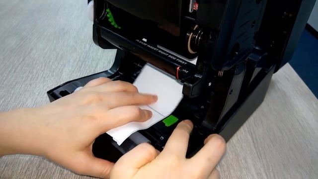 Заправка термопринтера TSC TE200 рулоном термоэтикеток и его настройка смотреть онлайн