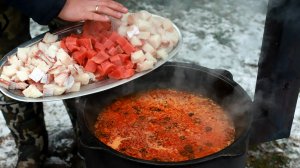 Вот так нужно готовить сборную рыбную солянку в казане на костре.