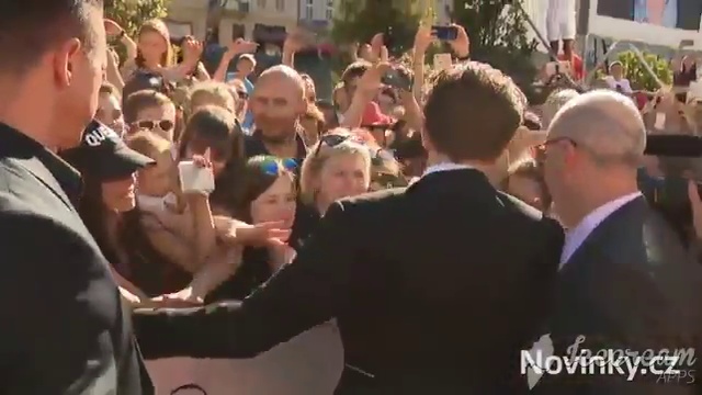 Look at Rob being cute with his fans смотреть онлайн