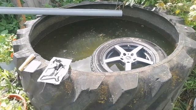 Спускает колесо-ищем прокол и заклеиваем безкамерную покрышку на Рено-Дастер! ?? смотреть онлайн