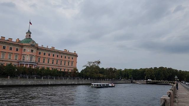 Санкт-Петербург. Михайловский замок. Набережная реки Фонтанки. Сентябрь 2023 года. смотреть онлайн