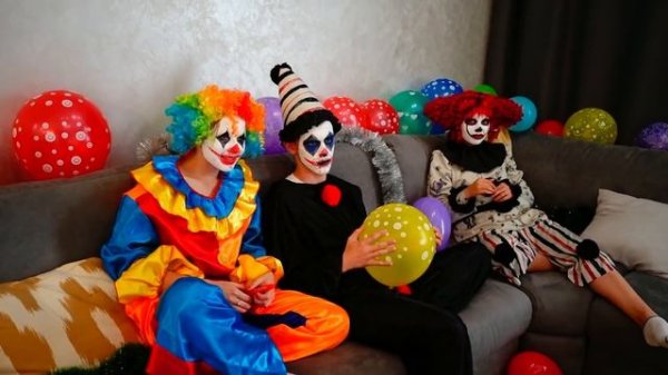 СТРАШНЫЕ КЛОУНЫ! Прятки от клоунов!