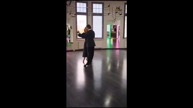 Мой старший сын создал музыкально-танцевальное видео к моему юбилею, пою я смотреть онлайн