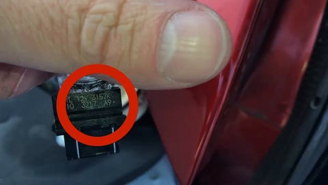 Replacing Turning Signal and Brake Light Bulb on a Ford Fiesta смотреть онлайн