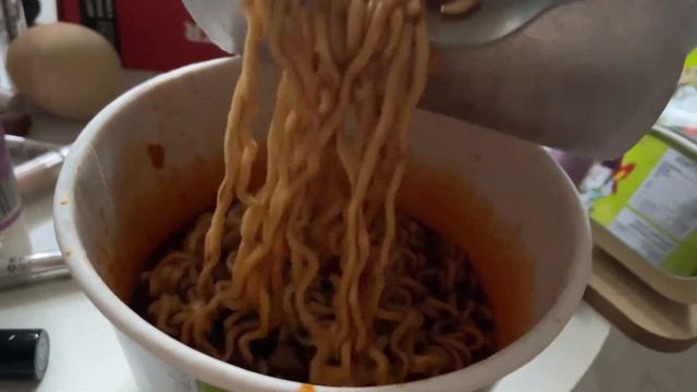 мой любимый ежедневный макияж + пробую корейскую лапшу