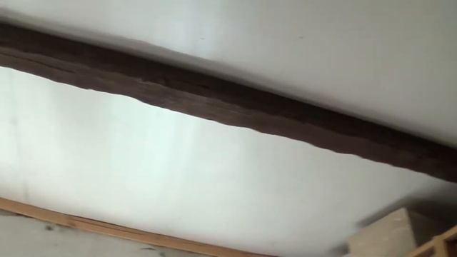 Монтаж деревянных балок на потолок смотреть онлайн