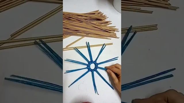 Снежинка.. Украшение на ёлочку... Снежинка из бумажных трубочек... смотреть онлайн