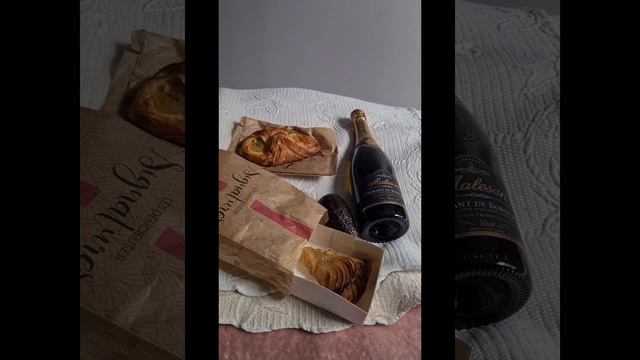 Незабутній затишок паризьких кафе.  Unforgettable Comfort Of Parisian Cafes.