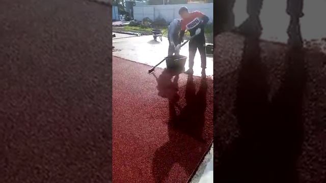 Резиновое бесшовное покрытие из резиновой окрашенной крошки. Резиновый асфальт. Маснипур смотреть онлайн