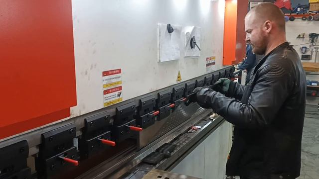 Изготовление металлического шкафчика. Metal Cabinet Production Process (welding). 金属柜子的制作过程。