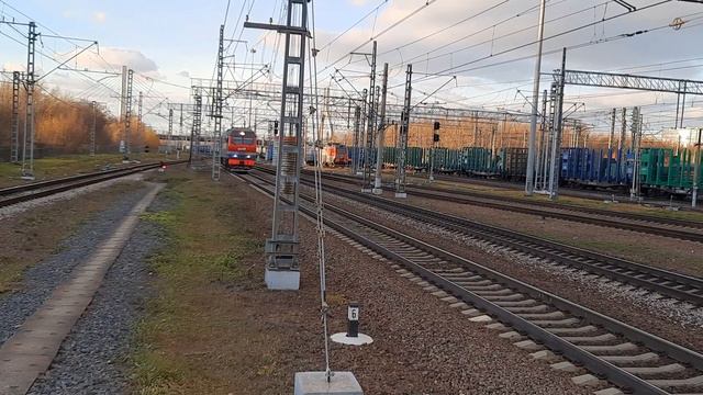 Тепловоз ТЭП70БС-176 следует резервом / ст. Обухово смотреть онлайн