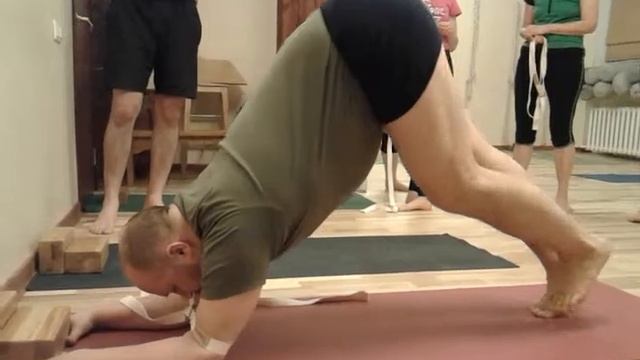 Как правильно делать Пинча Маюрасана стойка на локтях йога! смотреть онлайн