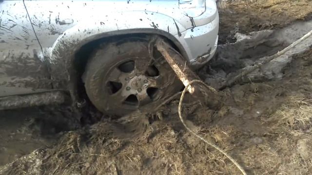 Как выехать из грязи без посторонней помощи! смотреть онлайн