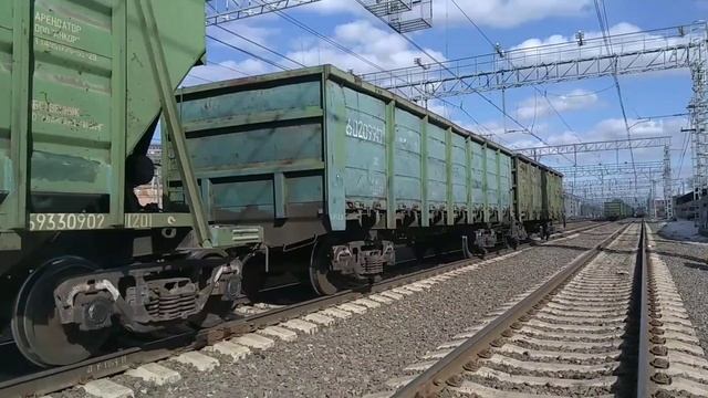 Встреча тепловозов ЧМЭ3-4341 с грузовым поездом и ЧМЭ3-6157 резервом, ст. Железнодорожная.