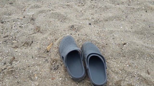 Песок и Кроксы не совместимы!