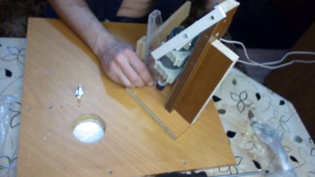 Маленькая настольная мини циркулярка из мотора серии 775 DIY (8).mp4
