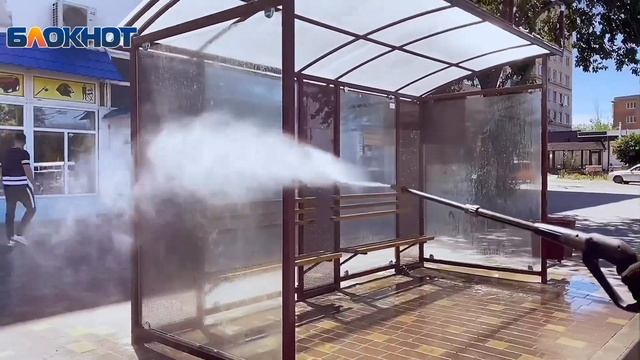 Как в Астрахани моют остановки