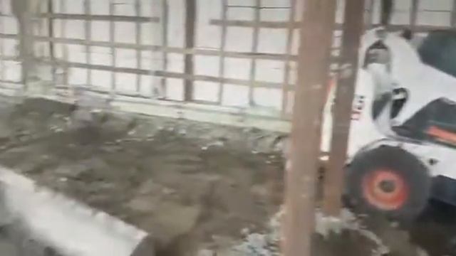 Демонтаж и углубление полов минипогрузчиком Bobcat S175