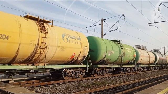 2ТЭ116У-0213 С грузовым поездом пролетает 1521 км. / Окраина города Астрахань