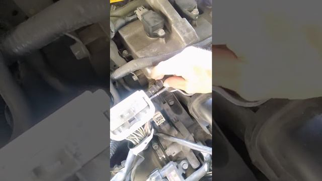 replacement of anti knock sensor for Mazda 3 1.6L model 2006(part1) смотреть онлайн
