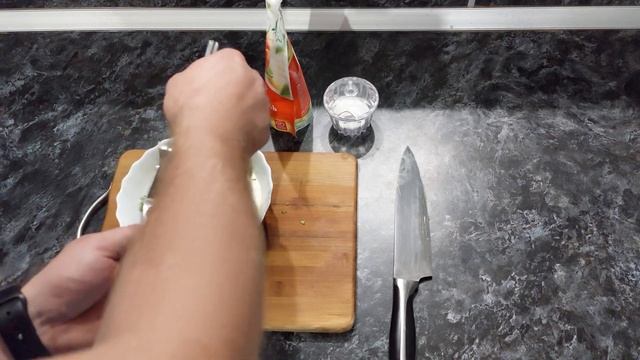 Простейший чесночный соус к мясу, угостите друзей и они будут выпрашивать этот рецепт! смотреть онлайн