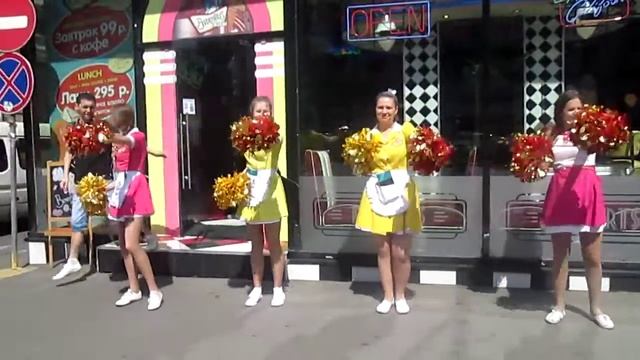 Танцующие официантки в Beverly Hills Diner 12.07.14 смотреть онлайн