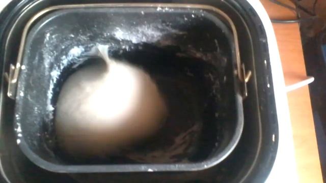 Как хлебопечь месит, замешивает тесто. As breadmaker knead the dough. смотреть онлайн