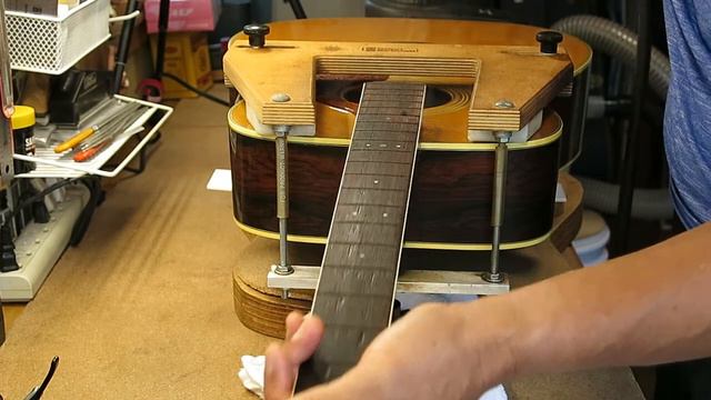 Neck remove for neck resetting on YAMAHA FG-350 смотреть онлайн