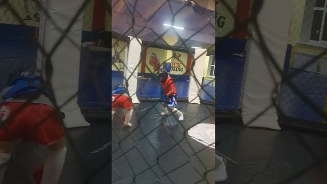 Кикбоксинг дети. Тренировка. Денис 6 лет - Иван 6 лет. смотреть онлайн