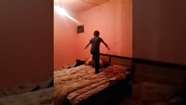 мальчик делает сальто на диване смотреть онлайн