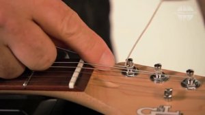 Как поменять струны на электрогитаре с тремоло (перевод Global Sound)