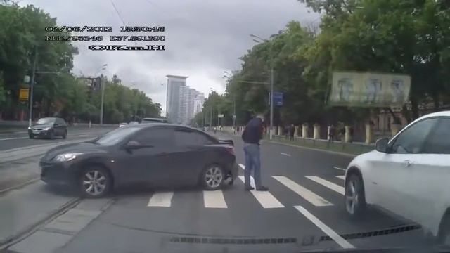 Как припарковать машину? Да ставь поперек дороги!!! смотреть онлайн