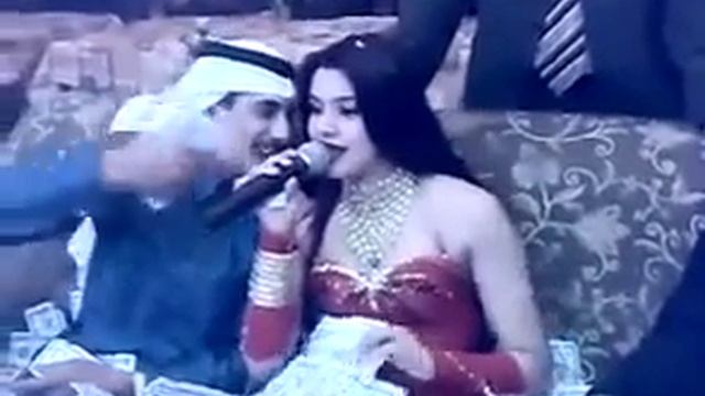ДЕВУШКА ЗАСЫПАННАЯ ДЕНЬГАМИ АРАБСКОГО ШЕЙХА!!! смотреть всем смотреть онлайн