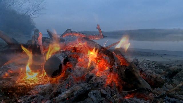FIRE CRACKING NEXT TO THE RIVER! КОСТЕР НА РЕКЕ! THE MOST RELAXING VIDEO! WABI SABI. ULTRA HD 4K. смотреть онлайн