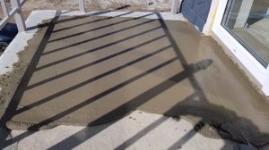 Делаю стяжку на балконе.