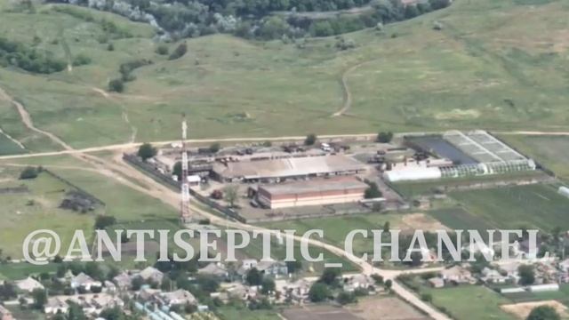 ??ロシア空軍がヘルソン方面で????NATOの軍事施設を攻撃。Su-34が使用され、装甲戦闘車両を破壊。前衛のパイロットによる精確な攻撃です。10台以上の車両と約15台の装甲車両を破壊。 смотреть онлайн