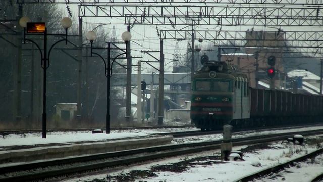 ВЛ80Т-1808 с грузовым поездом смотреть онлайн
