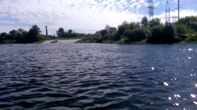Здесь я на лодке ниже плотины недалеко от фабрики смотреть онлайн