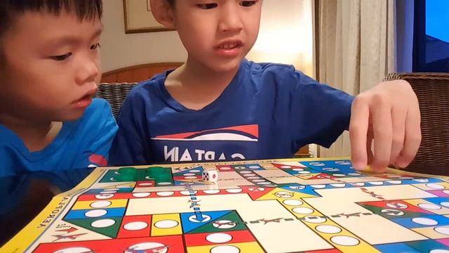 Let's Teach You How To Play Airplane Chess 1 смотреть онлайн