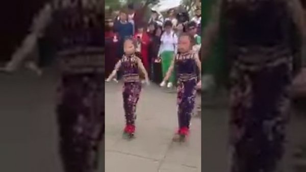 Amazing dance. Потрясающий синхронный танец