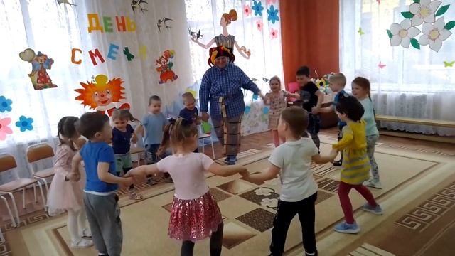 Танец игра  Всем нам весело живётся средняя группа
